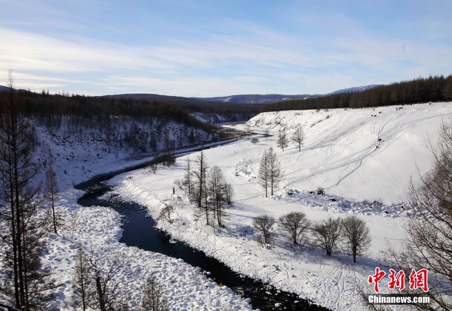 12月21日，“不冻河”雪景。据悉，“不冻河”位于内蒙古自治区兴安盟阿尔山市境内，是哈拉哈河的一段河流，由于附近有大量的地热存在，这处河段严冬从不封冻，故称为“不冻河”。 中新社记者 尚军 摄