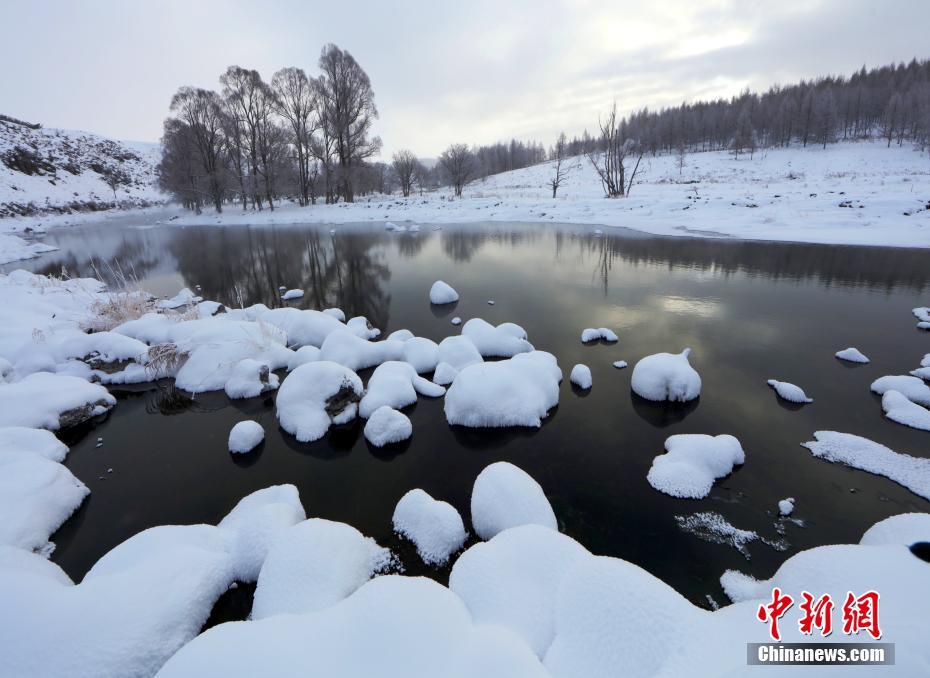 周围环境处于-40℃以下的气温，唯有此段河水热气腾腾，流水淙淙，令人称奇。中新社记者 尚军 摄