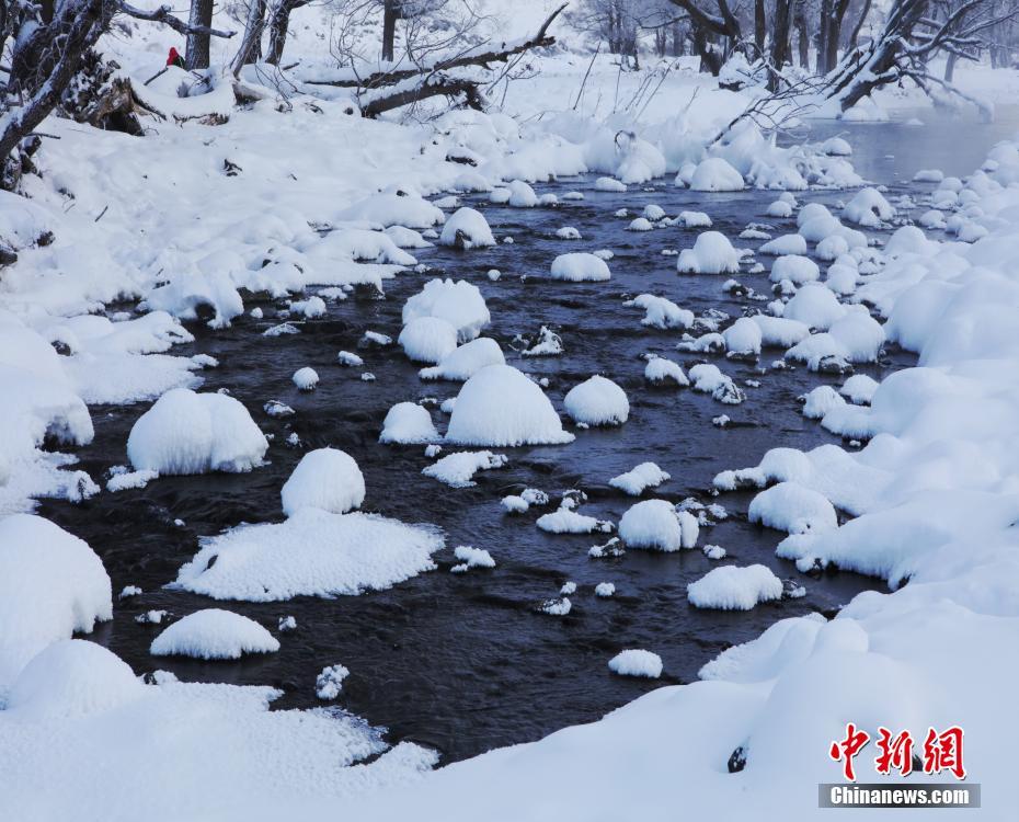 近年来，内蒙古冬季冰雪旅游不断升温，来阿尔山旅游的人也越来越多，许多游人来到这里，专程欣赏这一奇特的地质景观。中新社记者 尚军 摄