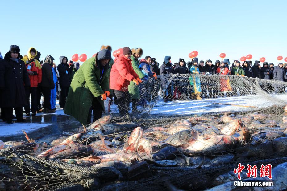 12月24日，中国大庆第二届连环湖冰雪渔猎旅游节在黑龙江省杜尔伯特县连环湖拉开帷幕。 中新社记者 于琨 摄