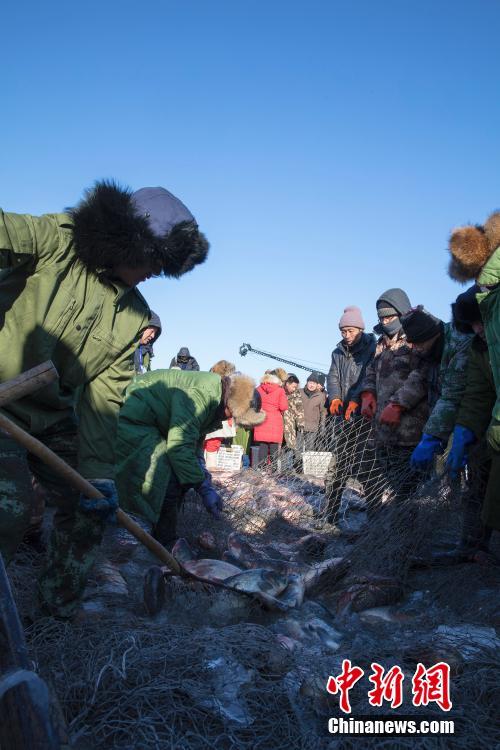 中国大庆第二届连环湖冰雪渔猎旅游节在黑龙江省杜尔伯特县连环湖拉开帷幕。中新社记者 于琨 摄