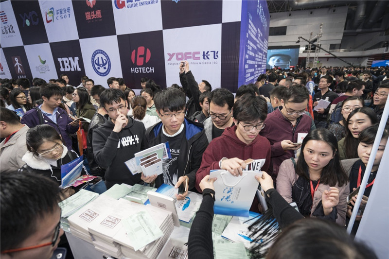 在武汉举行的“百万大学生留汉创业就业工程”大型校园巡回招聘活动现场，应聘者在寻找适合自己的招聘信息（11月12日摄）。