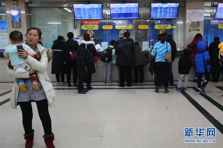 1月11日，家长在北京首都儿科研究所附属儿童医院门诊大厅排队划价交费。根据北京市疾控中心发布最新流感监测情况显示，北京市目前已达到流感的流行高峰，预计未来两周内流感活动强度将趋缓。 新华社记者 张玉薇摄