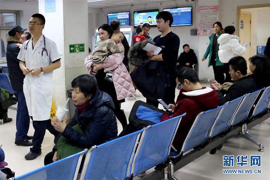 1月11日，家长带着患儿在北京首都儿科研究所附属儿童医院门诊等候。根据北京市疾控中心发布最新流感监测情况显示，北京市目前已达到流感的流行高峰，预计未来两周内流感活动强度将趋缓。 新华社记者 张玉薇摄
