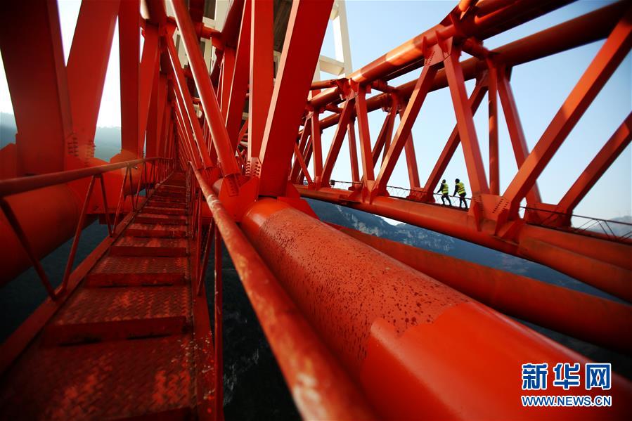 1月17日，桥梁工程师对钢箱梁结构的支井河大桥进行安全检查。 新华社发（祝巍 摄）