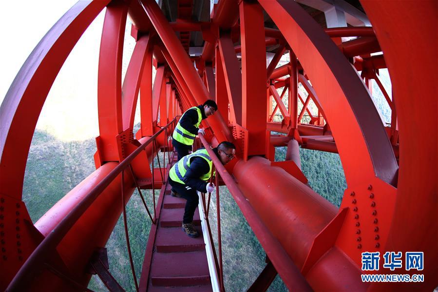 1月17日，桥梁工程师对钢箱梁结构的支井河大桥进行安全检查。 新华社发（祝巍 摄）