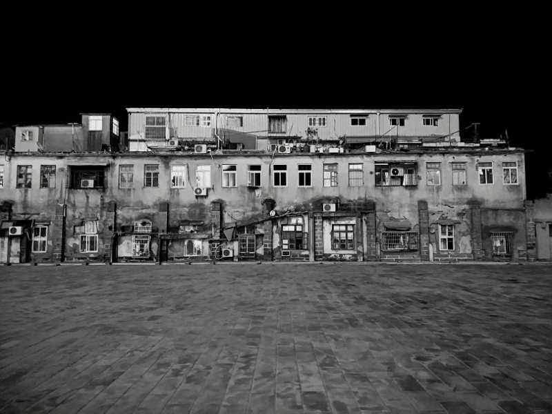 《空屋》：摄于厦门沙坡尾的一处空房子。静静的夜衬托着静静的老屋，仿佛听到历史的回声在耳边萦绕…… （摄影：网友安安）