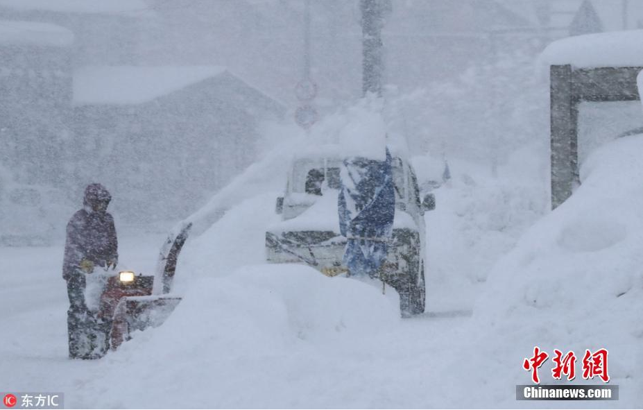 当地时间2018年1月25日，日本北海道喜茂别町（Kimobetsu），市民清理积雪。受极寒天气影响，当地最低气温首次达到零下30摄氏度。 图片来源：东方IC