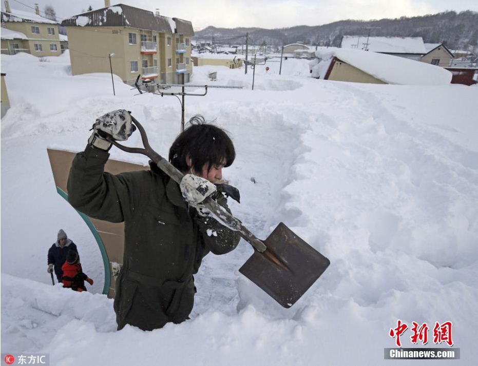 当地时间2018年1月25日，日本北海道喜茂别町（Kimobetsu），市民清理积雪。受极寒天气影响，当地最低气温首次达到零下30摄氏度。 图片来源：东方IC