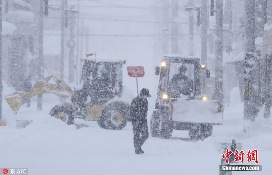 当地时间2018年1月25日，日本北海道喜茂别町（Kimobetsu），市民清理积雪。受极寒天气影响，当地最低气温首次达到零下30摄氏度。 图片来源：东方IC