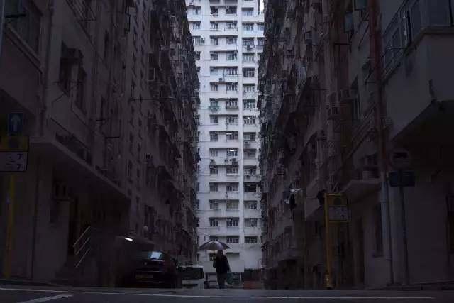 2017年4月25日，一位老人正沿着住宅区内狭长的通道缓步向家中走去。
