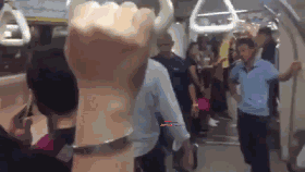 图中白色衬衣黑色西裤男子为骂人者。“我是高贵的人,你是低等下等人!我地位那么高,你就是一条‘狗’。”近日,一则视频在新加坡华人圈里炸开了锅,视频中一名新加坡人在地铁上对一名中国男子进行辱骂。视频发布后引发网友热议,多数网友对骂人者的行径持谴责态度。