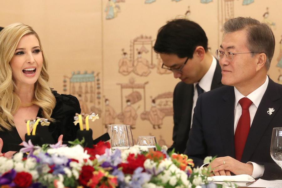 另据报道，白宫官员称，伊万卡此行除了为美国运动员加油，还将帮助巩固美韩联盟。