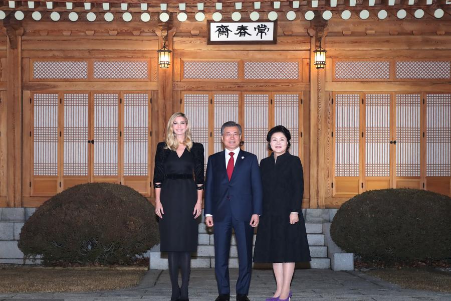 韩国总统文在寅夫妇在青瓦台欢迎美国第一千金伊万卡来访。