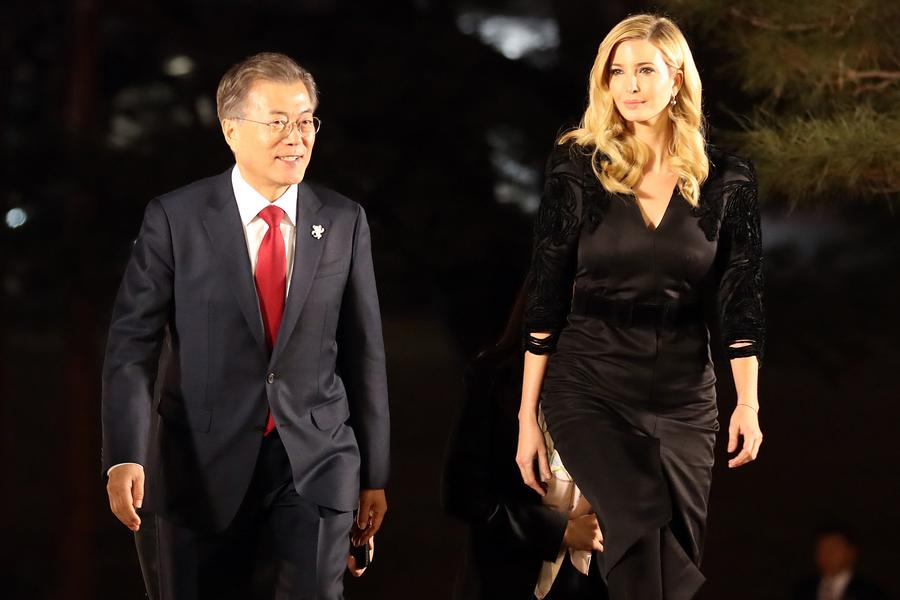 韩国媒体报道称，23日晚，韩国总统文在寅将在青瓦台为伊万卡举办晚宴。根据总统办公室的消息，青瓦台给伊万卡准备了符合犹太教规的素菜。