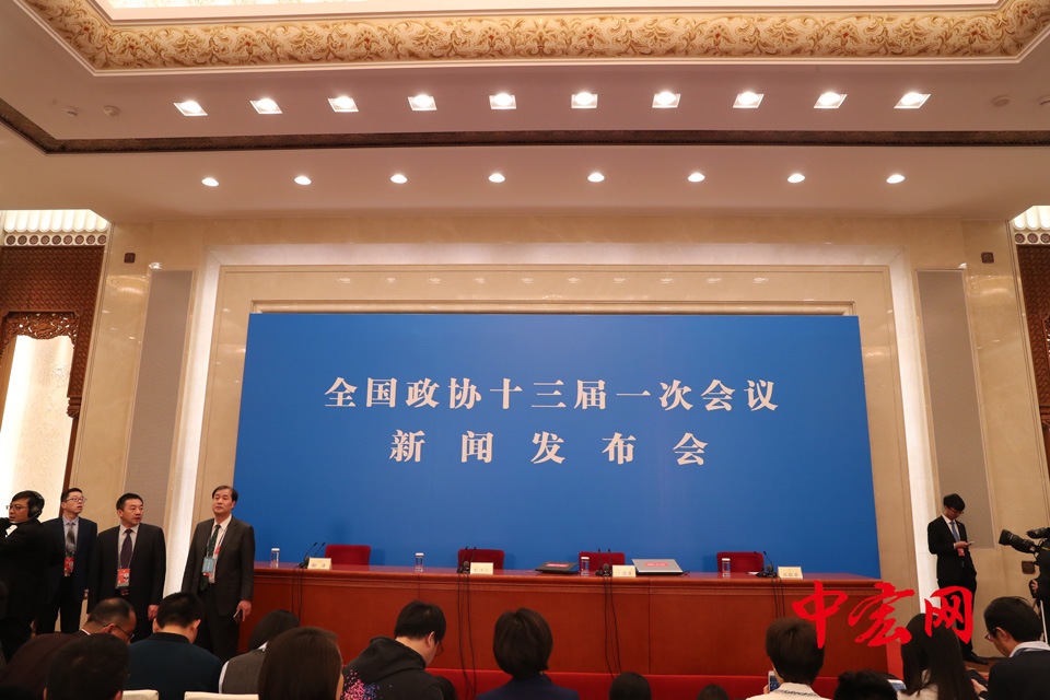 3月2日，全国政协十三届一次会议新闻发布会在北京人民大会堂举行，大会新闻发言人王国庆介绍会议有关情况并回答中外记者提问。中宏网记者 张松峰 摄