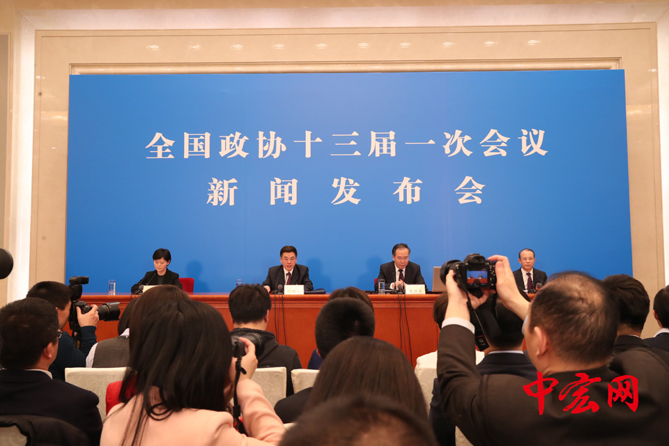3月2日，全国政协十三届一次会议新闻发布会在北京人民大会堂举行，大会新闻发言人王国庆介绍会议有关情况并回答中外记者提问。中宏网记者 张松峰 摄