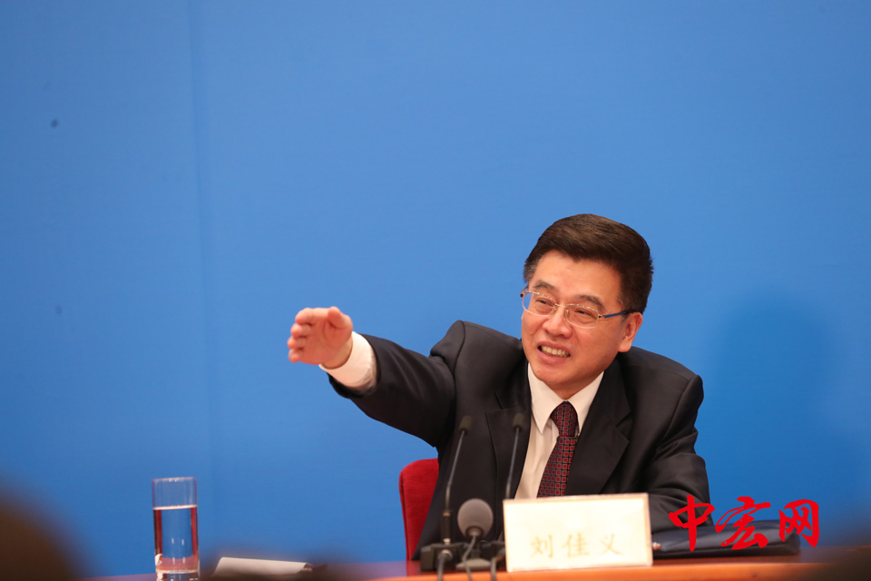 新闻发布会主持人刘佳义请记者提问。中宏网记者 张松峰 摄