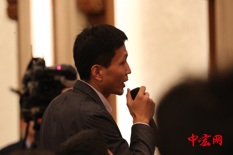 图为媒体记者提问。中宏网记者 张松峰 摄