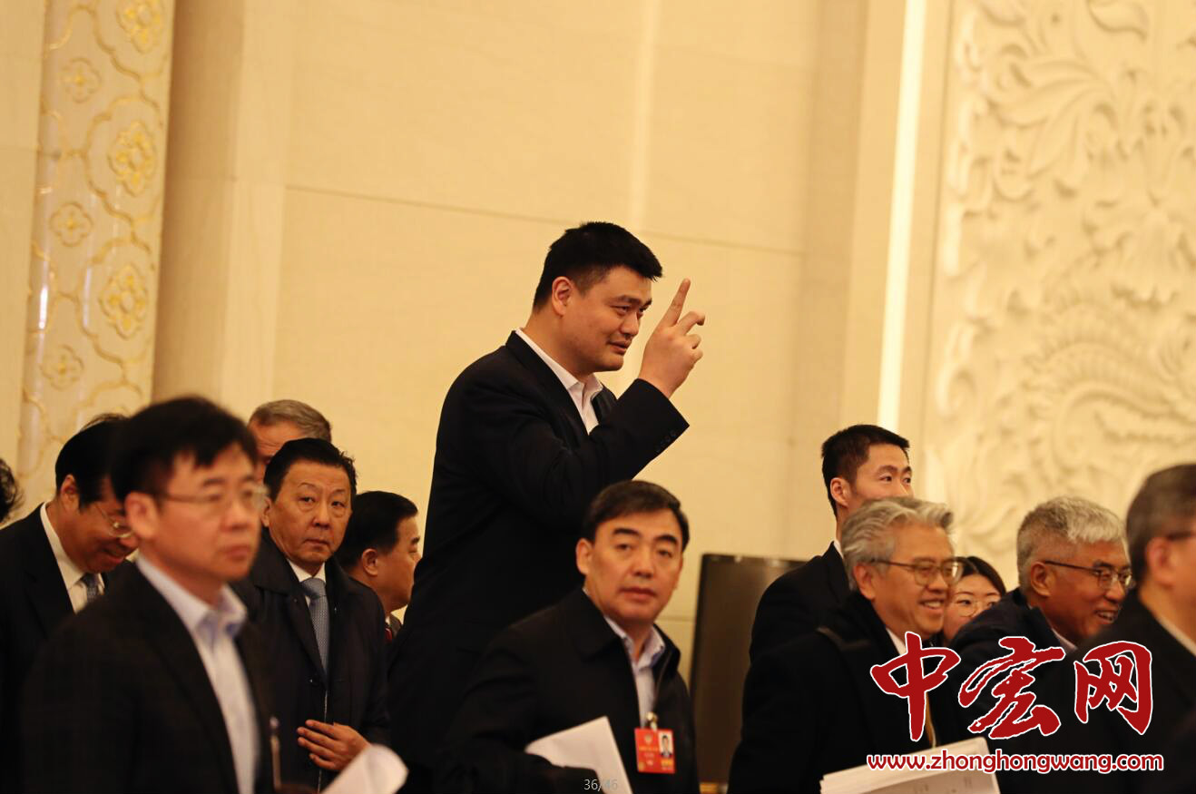 十三届全国人大一次会议开幕会结束后，出席会议的人大代表、列席会议的政协委员和有关部门负责人等离开会场。（摄影：张松峰）