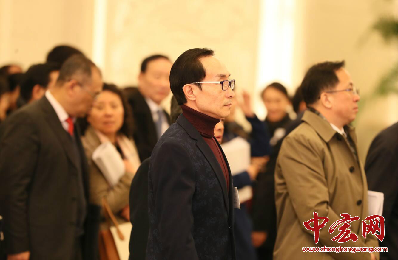 十三届全国人大一次会议开幕会结束后，出席会议的人大代表、列席会议的政协委员和有关部门负责人等离开会场。（摄影：张松峰）