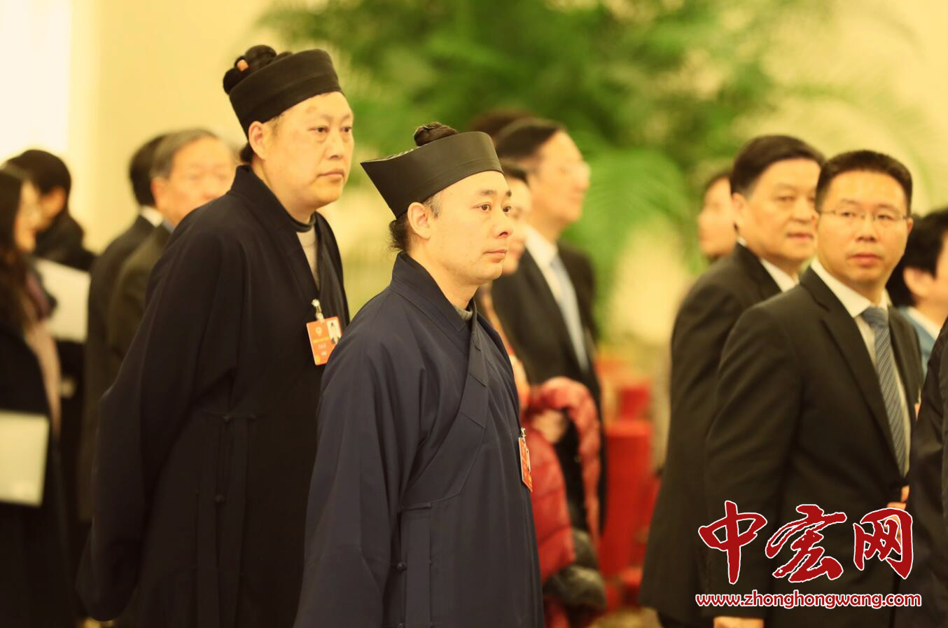 十三届全国人大一次会议开幕会结束后，出席会议的人大代表、列席会议的政协委员和有关部门负责人等离开会场。（摄影：张松峰）