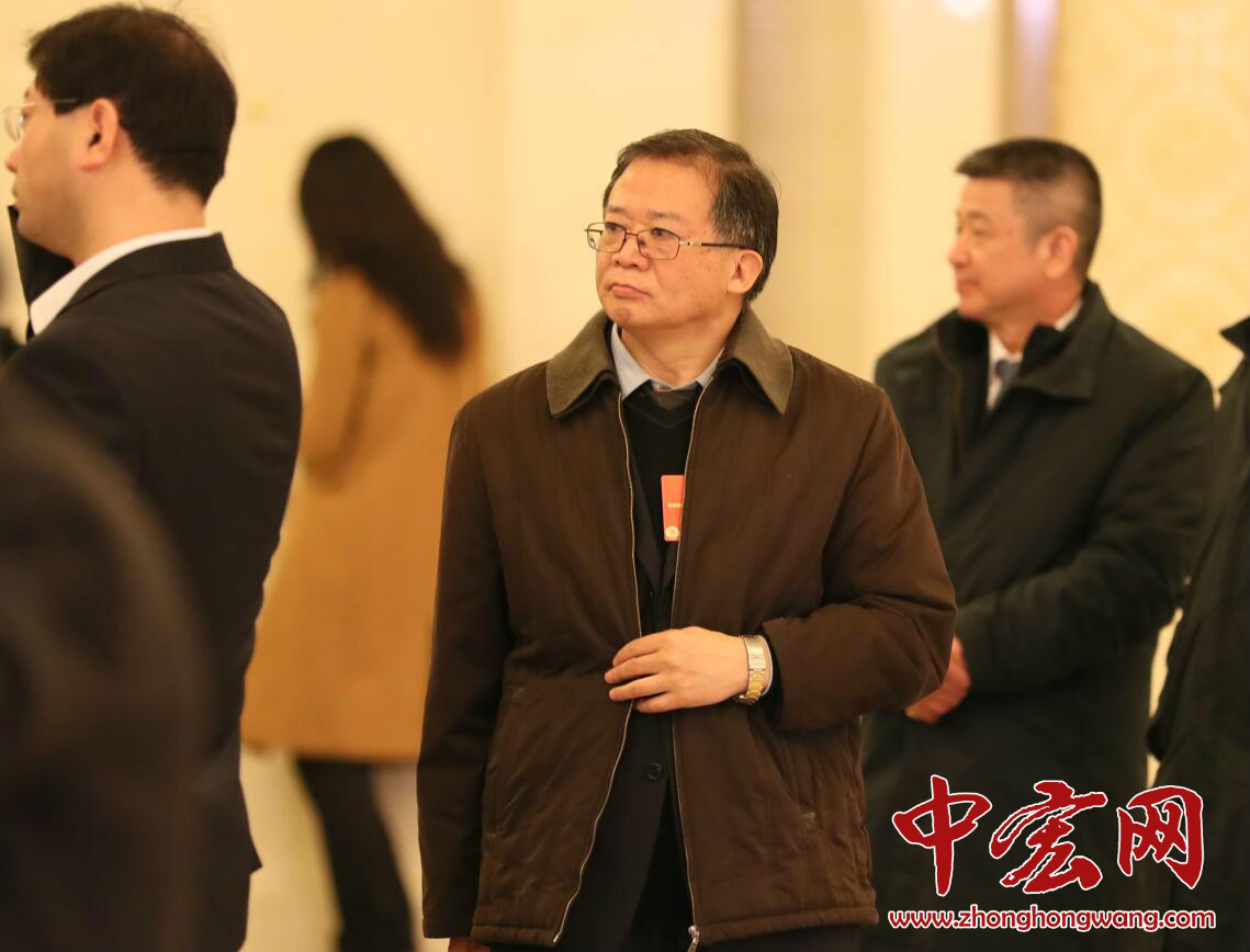 十三届全国人大一次会议开幕会结束后，出席会议的人大代表、列席会议的政协委员和有关部门负责人等离开会场。（摄影：张松峰）