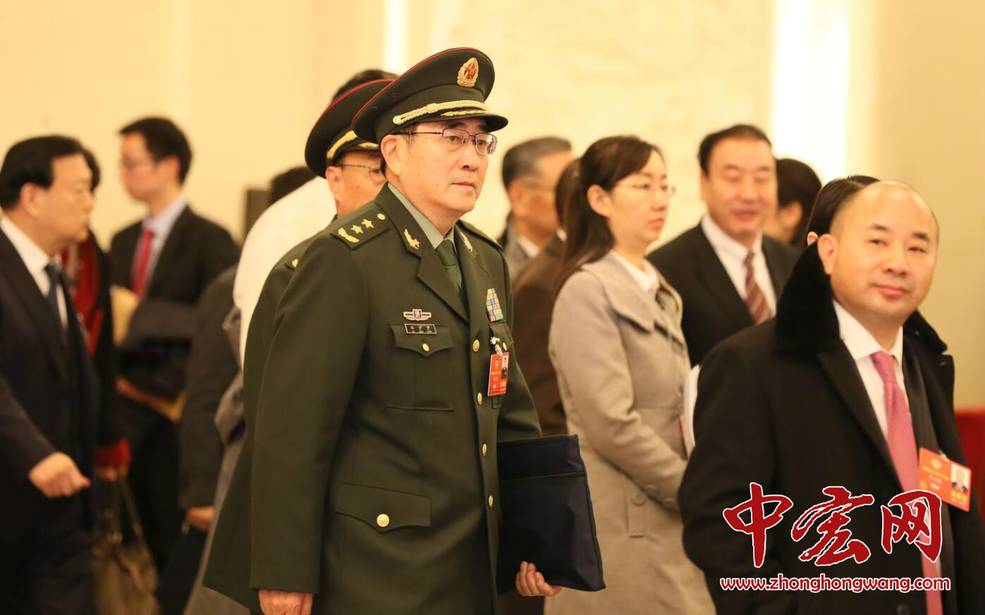 十三届全国人大一次会议开幕会结束后，出席会议的人大代表、列席会议的政协委员和有关部门负责人等离开会场。（摄影：张松峰）