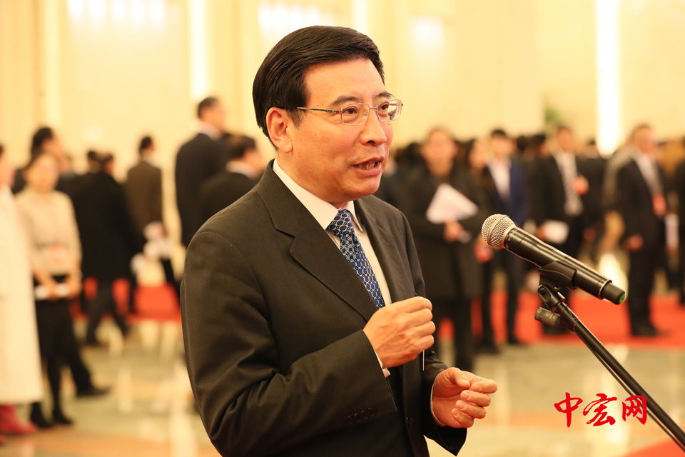 今日，十三届全国人大一次会议在京召开，在会后人民大会堂北大厅设立的“部长通道”上，工信部部长苗圩回答记者提问。（摄影：张松峰）