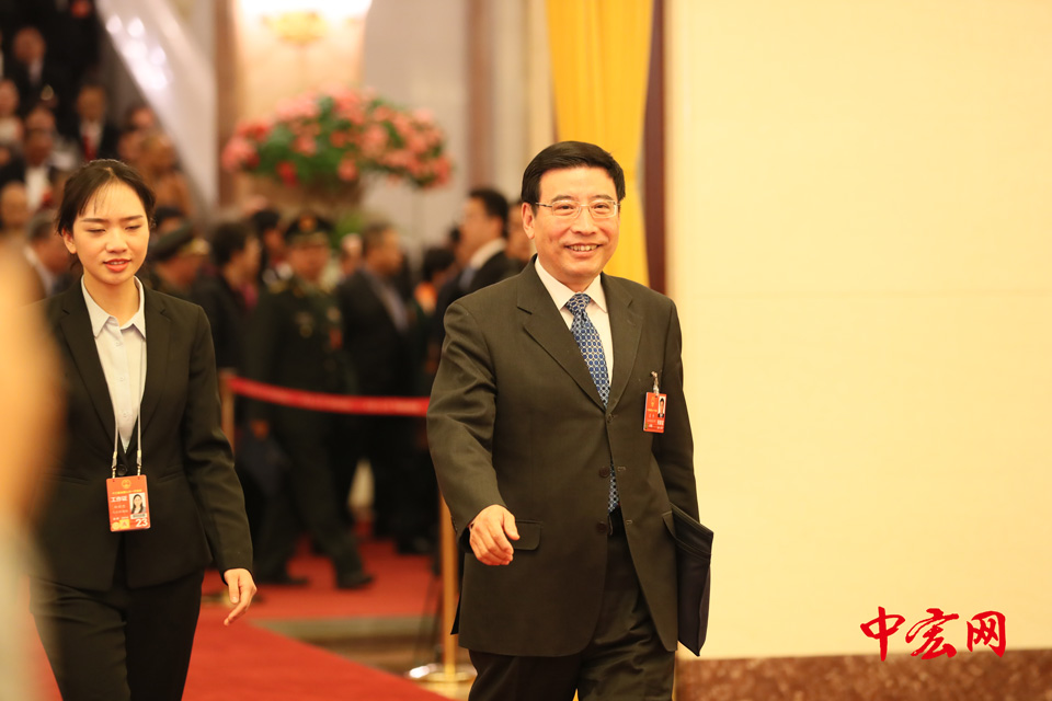 今日，十三届全国人大一次会议在京召开，在会后人民大会堂北大厅设立的“部长通道”上，工信部部长苗圩回答记者提问。（摄影：张松峰）