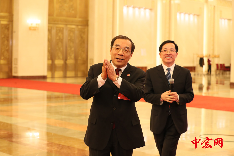 今日，十三届全国人大一次会议在京召开，在会后人民大会堂北大厅设立的“部长通道”上，监察部部长杨晓渡在接受记者采访。（摄影：张松峰）