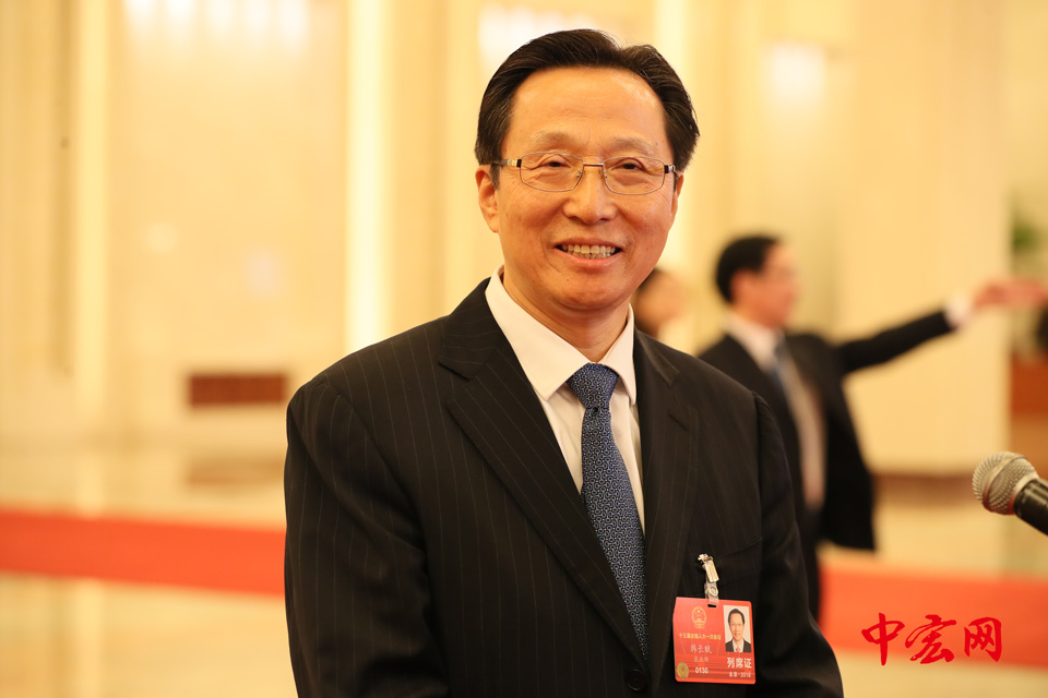 今日，十三届全国人大一次会议在京召开，在会后人民大会堂北大厅设立的“部长通道”上，农业部部长韩长赋接受记者采访。（摄影：张松峰）