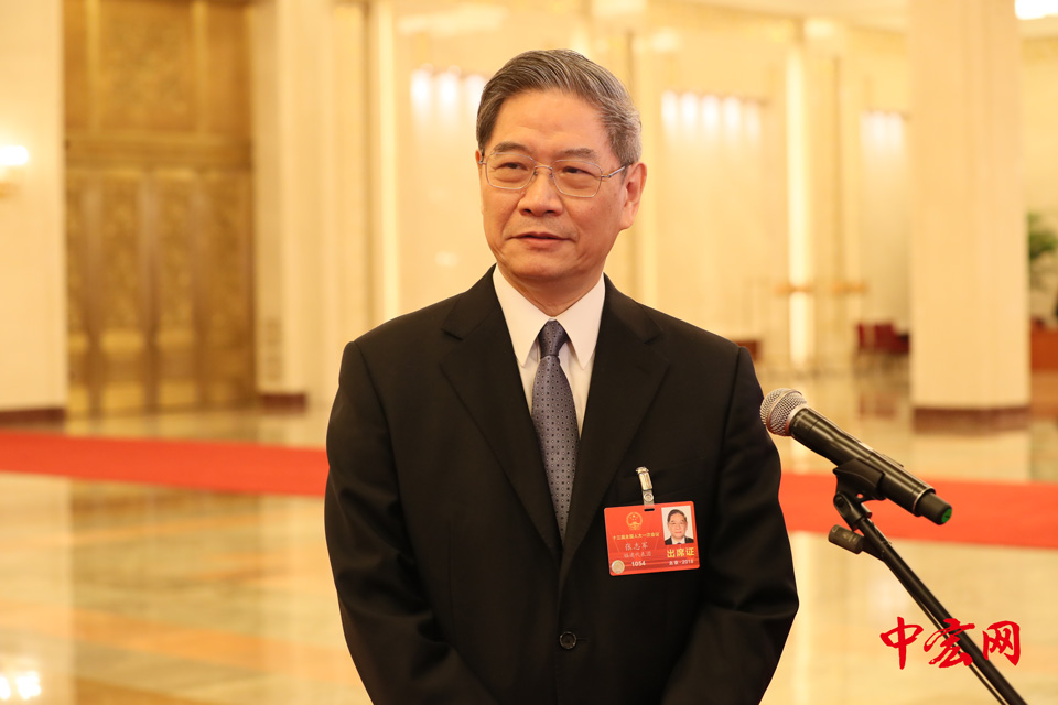今日，十三届全国人大一次会议在京召开，在会后人民大会堂北大厅设立的“部长通道”上，国台办主任张志军接受记者采访。（摄影：张松峰）