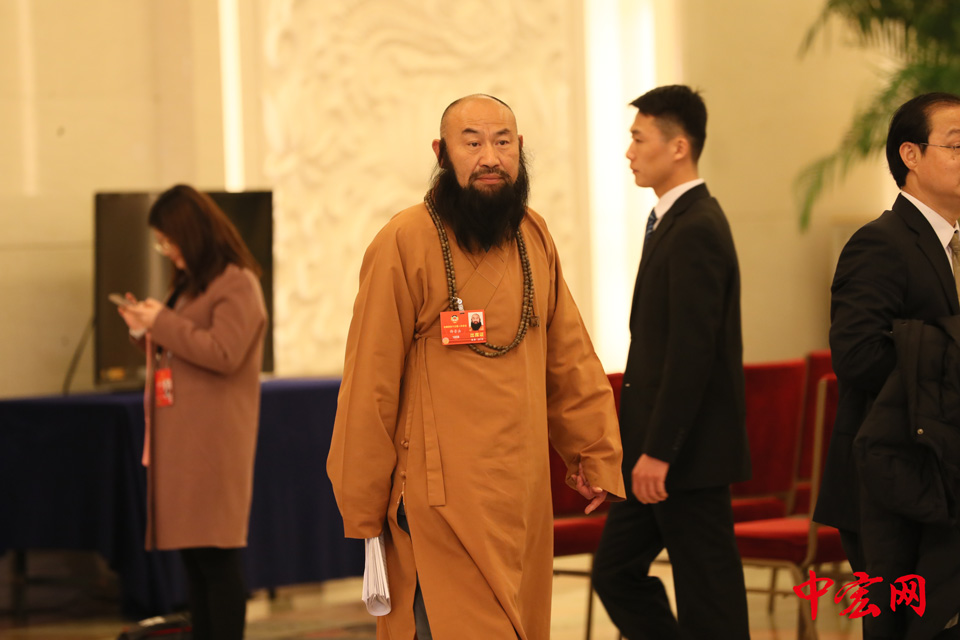 十三届全国人大一次会议开幕会结束后，出席会议的人大代表、列席会议的政协委员和有关部门负责人等离开会场。（摄影：张松峰）