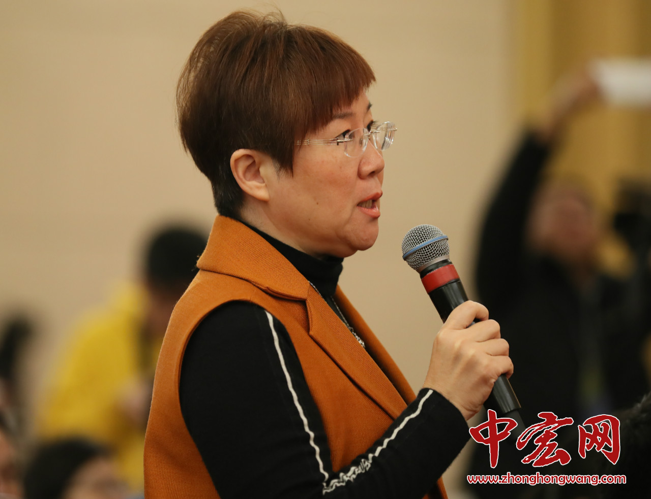 十三届全国人大一次会议新闻中心7日上午举行记者会，财政部部长肖捷，副部长史耀斌、胡静林就”财税改革和财政工作“相关问题回答中外记者提问。（摄影：张松峰）