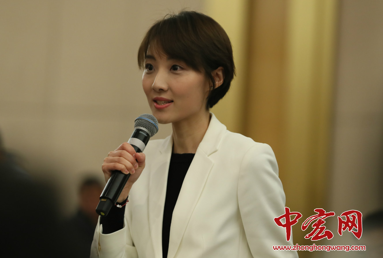 十三届全国人大一次会议新闻中心7日上午举行记者会，财政部部长肖捷，副部长史耀斌、胡静林就”财税改革和财政工作“相关问题回答中外记者提问。（摄影：张松峰）