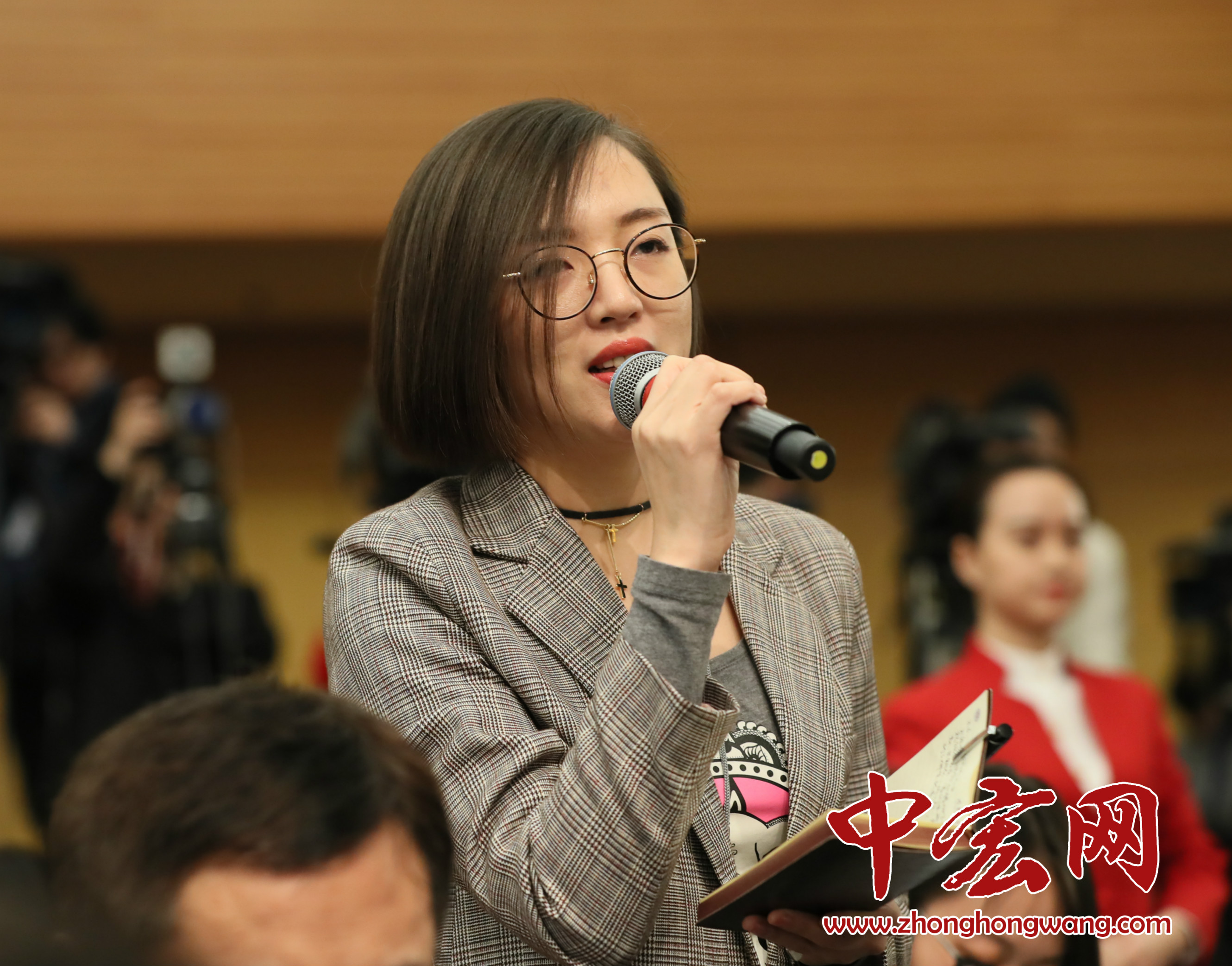 十三届全国人大一次会议新闻中心7日上午举行记者会，财政部部长肖捷，副部长史耀斌、胡静林就”财税改革和财政工作“相关问题回答中外记者提问。（摄影：张松峰）