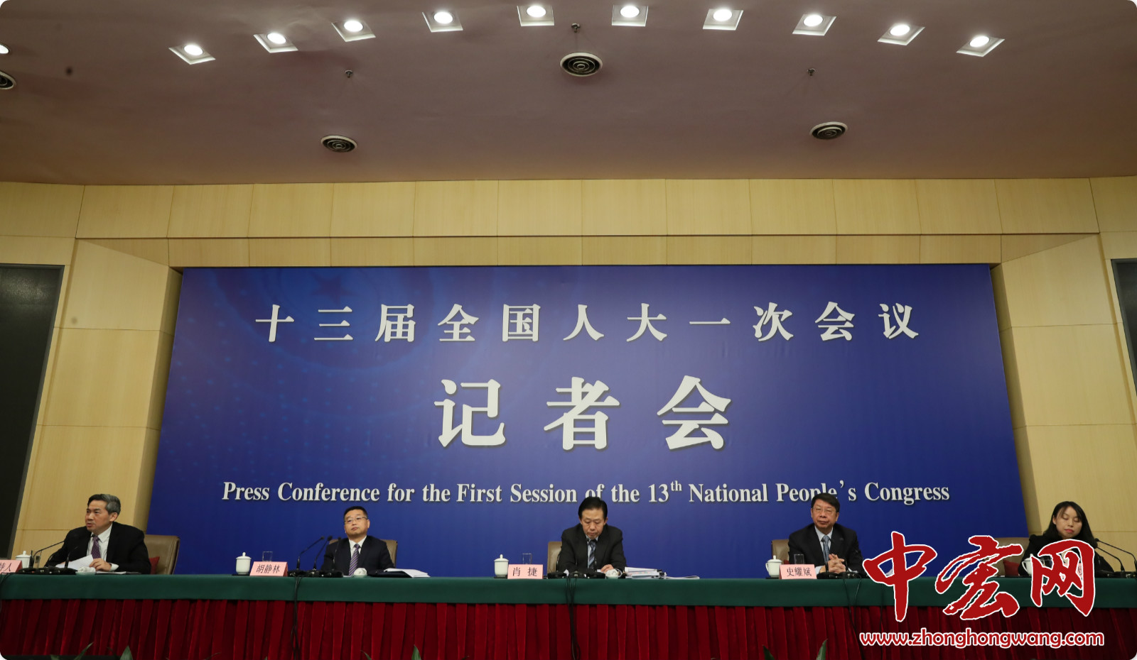 十三届全国人大一次会议新闻中心7日上午举行记者会，财政部部长肖捷，副部长史耀斌、胡静林就”财税改革和财政工作“相关问题回答中外记者提问。（摄影：张松峰）