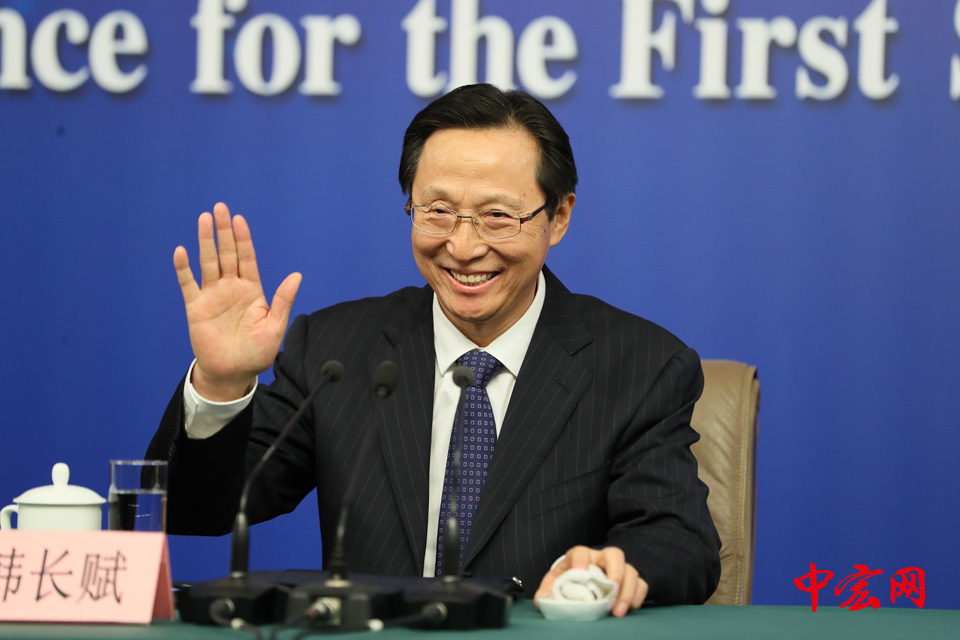 十三届全国人大一次会议新闻中心今日举行记者会，农业部部长韩长赋，农业部新闻发言人、办公厅主任潘显政就“实施乡村振兴战略 推动农业转型升级”的相关问题回答中外记者的提问。今年小麦和稻谷的最低收购价格下调，是否会影响农民种粮的积极性？对此，韩长赋表示，会有一些影响，但是不会太大。图为农业部部长韩长赋。（摄影：张松峰）