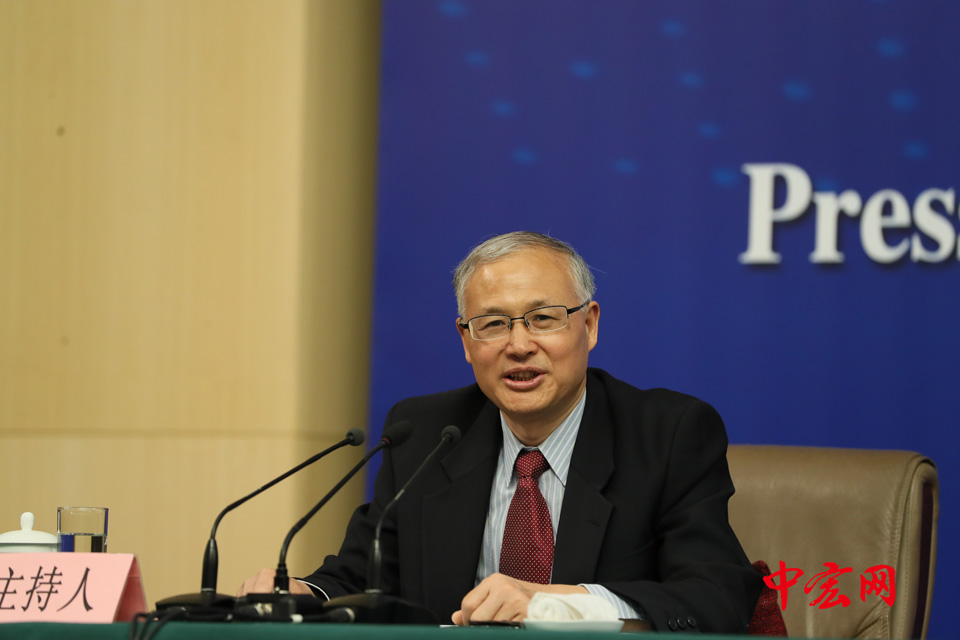 十三届全国人大一次会议新闻中心今日举行记者会，农业部部长韩长赋，农业部新闻发言人、办公厅主任潘显政就“实施乡村振兴战略 推动农业转型升级”的相关问题回答中外记者的提问。（摄影：张松峰）