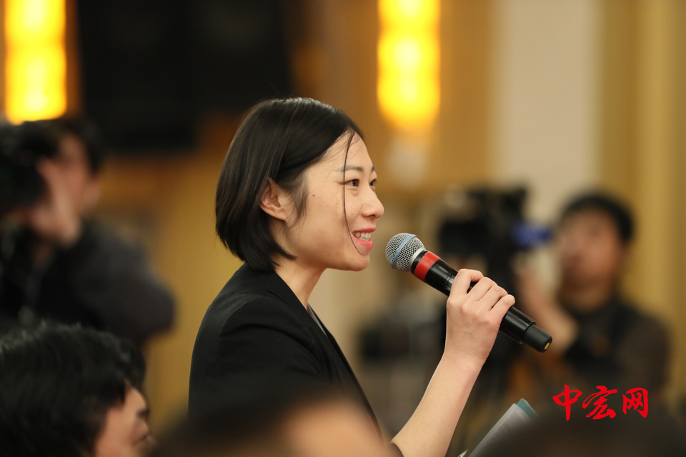 十三届全国人大一次会议新闻中心今日举行记者会，农业部部长韩长赋，农业部新闻发言人、办公厅主任潘显政就“实施乡村振兴战略 推动农业转型升级”的相关问题回答中外记者的提问。（摄影：张松峰）