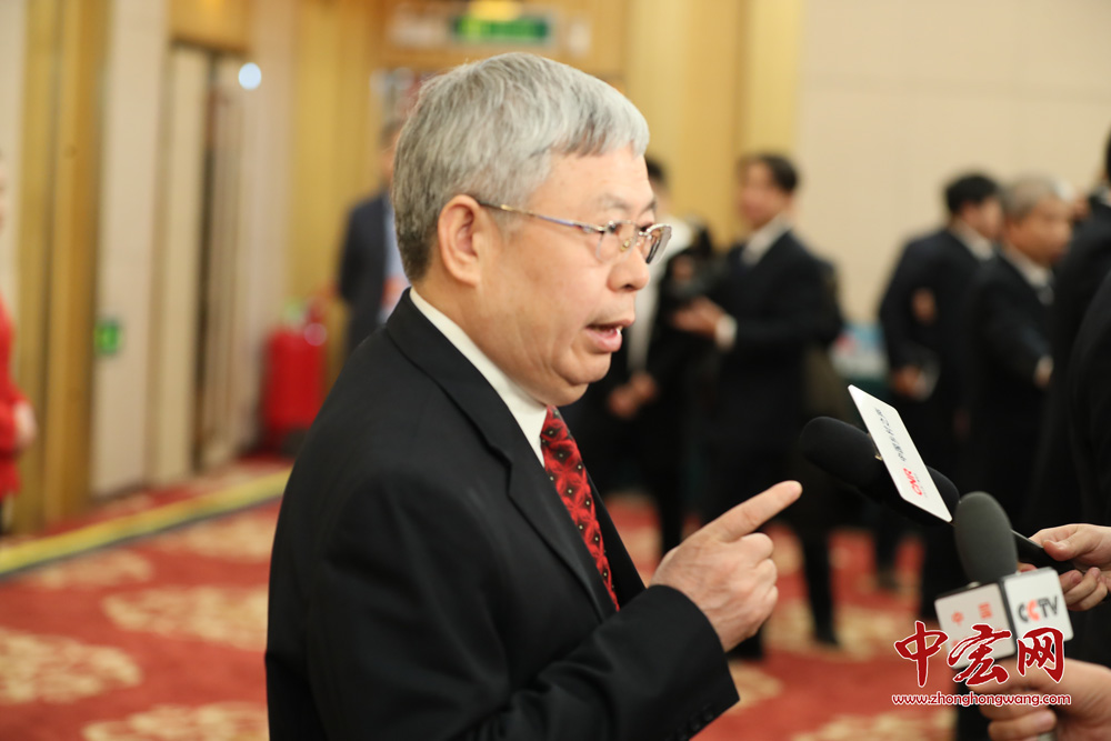 图为国务院扶贫办主任刘永富答记者问。（中宏网记者 张松峰 摄）