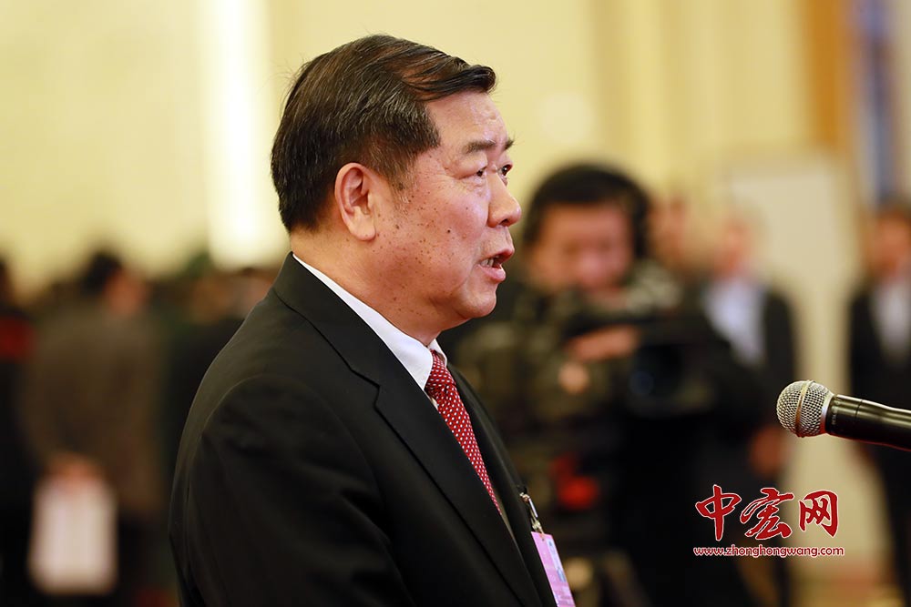 国家发展改革委主任何立峰在9日举行的2018年全国两会第三场“部长通道”上透露,“广州-深圳-香港”高铁已经基本建成,其中广州到深圳段已经建成通车,深圳到香港段目前正处在联调联试阶段。 另据何立峰说,全国人大常委会已经审议批准了“广州-深圳-香港”高铁“一地两检”的通关安排。这意味着“坐上高铁去香港”即将成为现实。 168dfh大富豪官网登入网记者 张松峰 摄