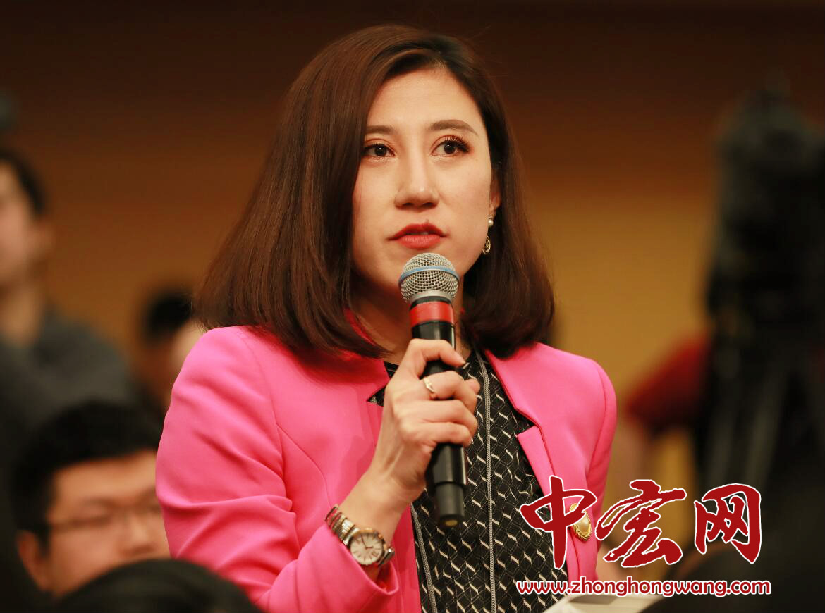 十三届全国人大一次会议新闻中心于3月11日10时在梅地亚中心多功能厅举行记者会，邀请商务部部长钟山、副部长兼国际贸易谈判副代表王受文、副部长钱克明就“推动形成全面开放新格局 推动商务事业高质量发展”相关问题回答中外记者提问。图为，第一财经记者向商务部副部长王受文提问。（摄影：记者 张松峰）