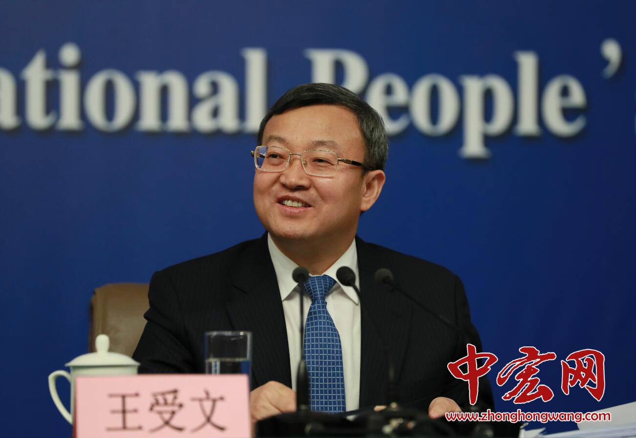 十三届全国人大一次会议新闻中心于3月11日10时在梅地亚中心多功能厅举行记者会，邀请商务部部长钟山、副部长兼国际贸易谈判副代表王受文、副部长钱克明就“推动形成全面开放新格局 推动商务事业高质量发展”相关问题回答中外记者提问。<br/><br/>  王受文表示，目前为止，中国已经和24个国家或地区签署了16个自由贸易协定，这16个自由贸易协定可以说是立足周边、辐射“一带一路”、面向全球，既有我们周边国家包括东盟的成员，也有“一带一路”沿线比如说巴基斯坦、格鲁齐亚，还有世界上其他国家比如拉美的秘鲁、智利。这个自贸区网络既包括发达国家，像澳大利亚，也包括一些发展中国家。自贸协定为我们国家开展国际贸易、投资合作提供了一个广阔的空间，为我们的对外贸易投资关系的发展发挥了重要的推动作用。（摄影：记者 张松峰）