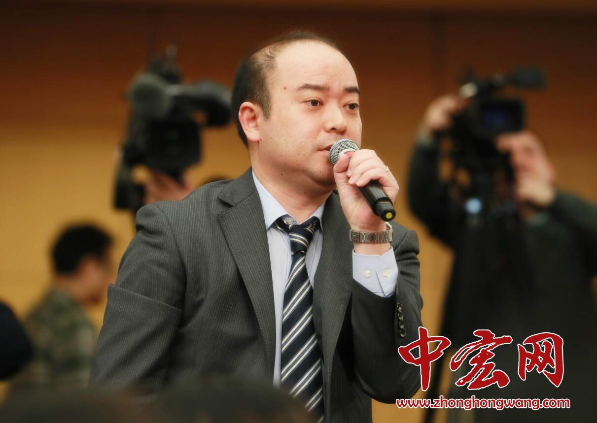 十三届全国人大一次会议新闻中心于3月11日10时在梅地亚中心多功能厅举行记者会，邀请商务部部长钟山、副部长兼国际贸易谈判副代表王受文、副部长钱克明就“推动形成全面开放新格局 推动商务事业高质量发展”相关问题回答中外记者提问。图为，经济日报中国经济网记者向商务部部长钟山提问。（摄影：记者 张松峰）