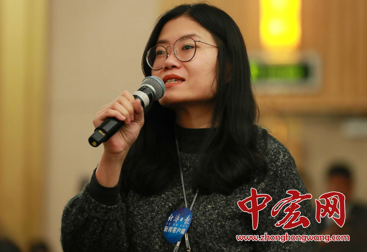 十三届全国人大一次会议新闻中心于3月11日10时在梅地亚中心多功能厅举行记者会，邀请商务部部长钟山、副部长兼国际贸易谈判副代表王受文、副部长钱克明就“推动形成全面开放新格局 推动商务事业高质量发展”相关问题回答中外记者提问。图为，经济日报中国经济网记者向商务部部长钟山提问。（摄影：记者 张松峰）