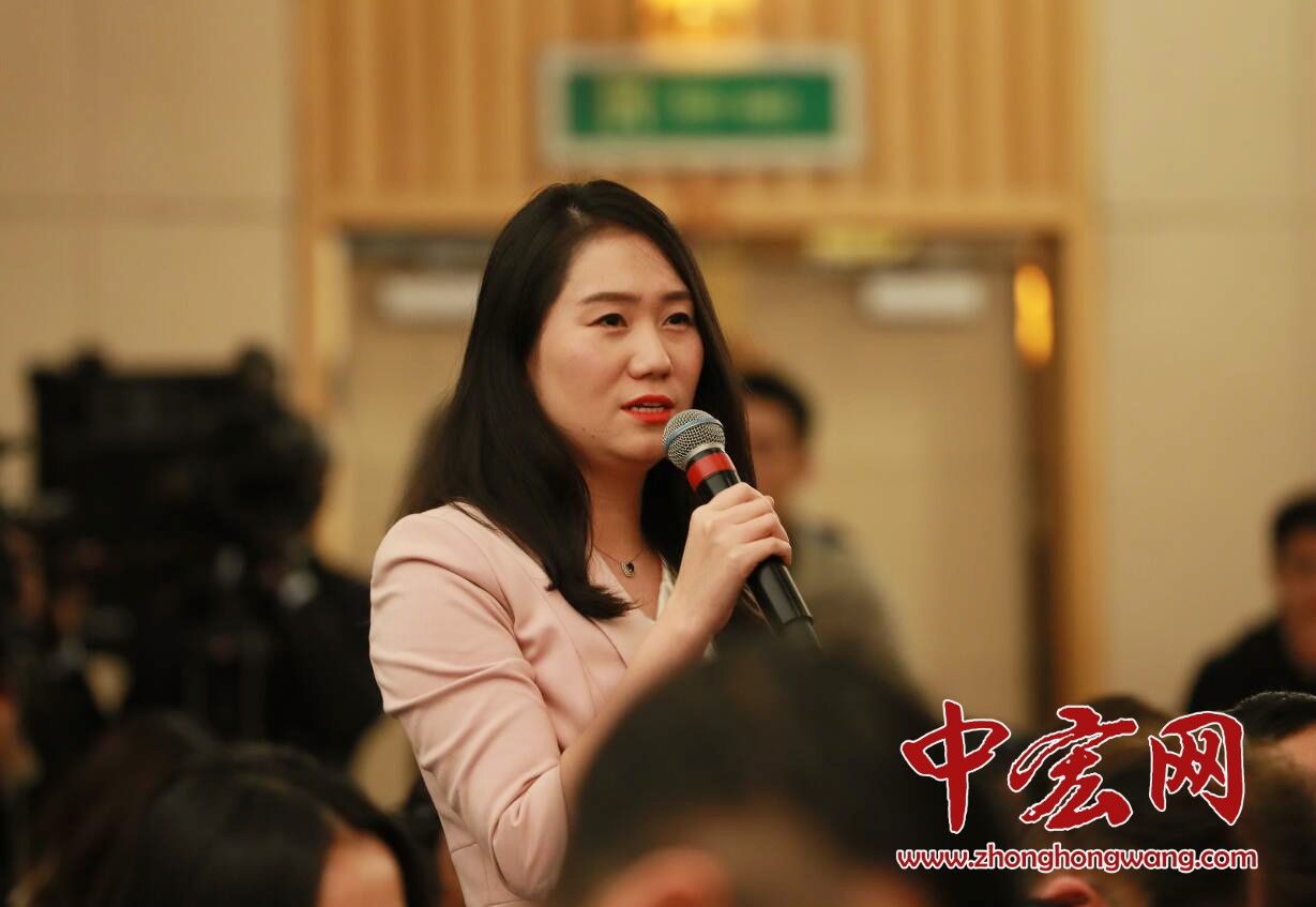十三届全国人大一次会议新闻中心于3月11日10时在梅地亚中心多功能厅举行记者会，邀请商务部部长钟山、副部长兼国际贸易谈判副代表王受文、副部长钱克明就“推动形成全面开放新格局 推动商务事业高质量发展”相关问题回答中外记者提问。图为，中国经济周刊经济网记者向商务部副部长钱克明提问。（摄影：记者 张松峰）