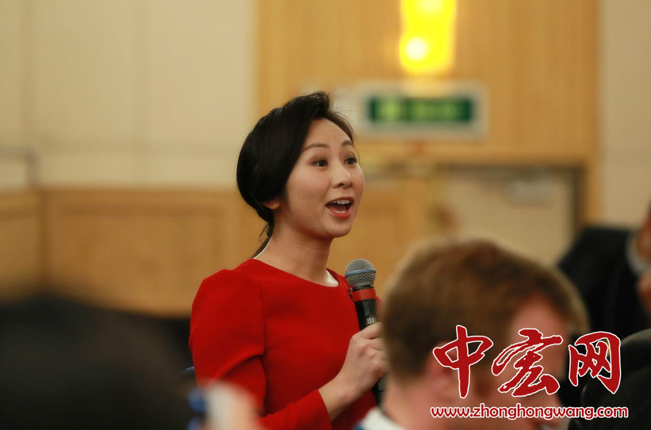 十三届全国人大一次会议新闻中心于3月11日10时在梅地亚中心多功能厅举行记者会，邀请商务部部长钟山、副部长兼国际贸易谈判副代表王受文、副部长钱克明就“推动形成全面开放新格局 推动商务事业高质量发展”相关问题回答中外记者提问。图为，中国国际电视台CGTN记者向商务部部长钟山提问。（摄影：记者 张松峰）