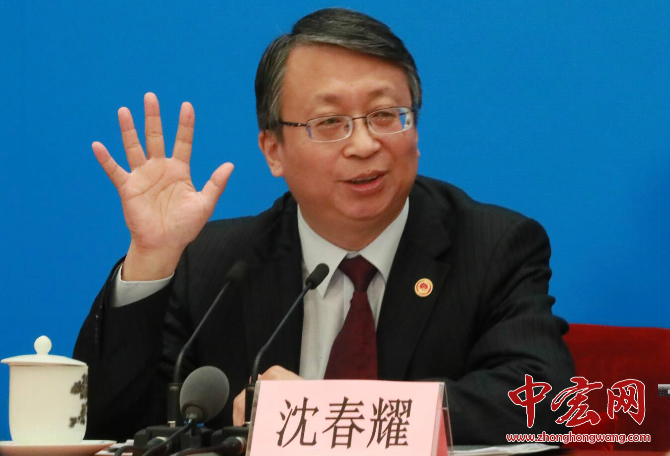 十三届全国人大一次会议新闻中心于3月11日17时30分举行记者会，邀请十三届全国人大一次会议秘书处法案组组长、全国人大常委会法工委主任沈春耀，法案组副组长、全国人大常委会法工委副主任郑淑娜就“宪法修正案”相关问题回答中外记者提问。<br/><br/>（摄影：记者 张松峰）